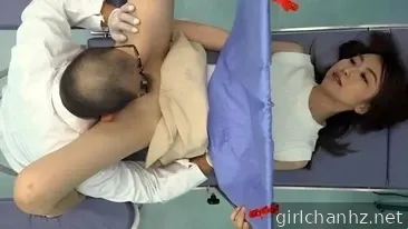 Al médico pervertido le gusta chupar el coño de sus pacientes