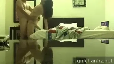 Aburrida del romance de su marido de avión con el joven piloto