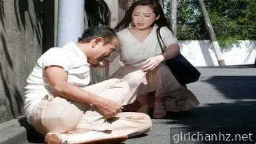 Una chica amable ayuda a un pervertido del barrio y acaba