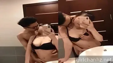 Baiser une prostituée dans la salle de bain