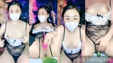 Questa bellissima ragazza si masturba dal vivo per la prima volta quindi è un po' timida....