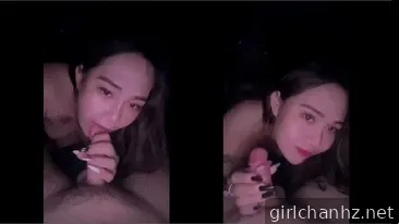 Ang magandang babae na may malalaking suso ay gustong sipsipin ang kanyang puke