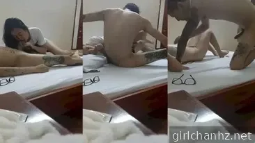 O jovem tatuado cobriu com sucesso seu corpo com um cobertor